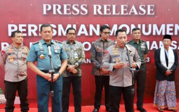 Panglima TNI  Bersama Kapolri Meresmikan Monumen Jenderal Polisi Hoegeng Iman Santoso