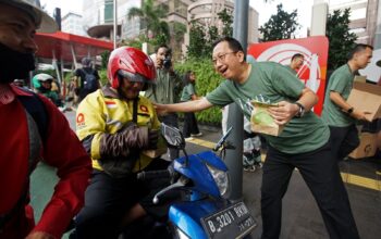 APP Group dan Tzu Chi APP Thamrin Bagikan Takjil dengan Kemasan Ramah Lingkungan