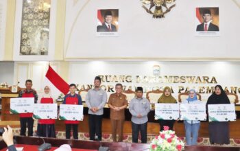 Acara pembekalan dan penyerahan buku rekening penerima manfaat Baznas Microfinance Masjid (BMM) dan penyerahan penerima manfaat Z Chiken BAZNAS kota Palembang