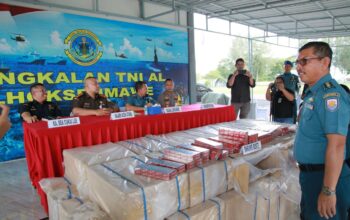 LANAL LHOKSEUMAWE GAGALKAN PENYELUNDUPAN RATUSAN DUS ROKOK TANPA CUKAI DIPERAIRAN ACEH UTARA