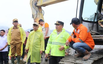 Kapolda Sumut Salurkan Bantuan dan Pastikan Pencarian Korban Longsor di Humbahas