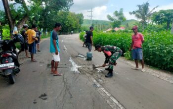 Babinsa Bersama Warga Desa Selante Lakukan Gotong Royong Perbaiki Jalan Rusak Untuk Kelancaran Aktivitas Masyarakat